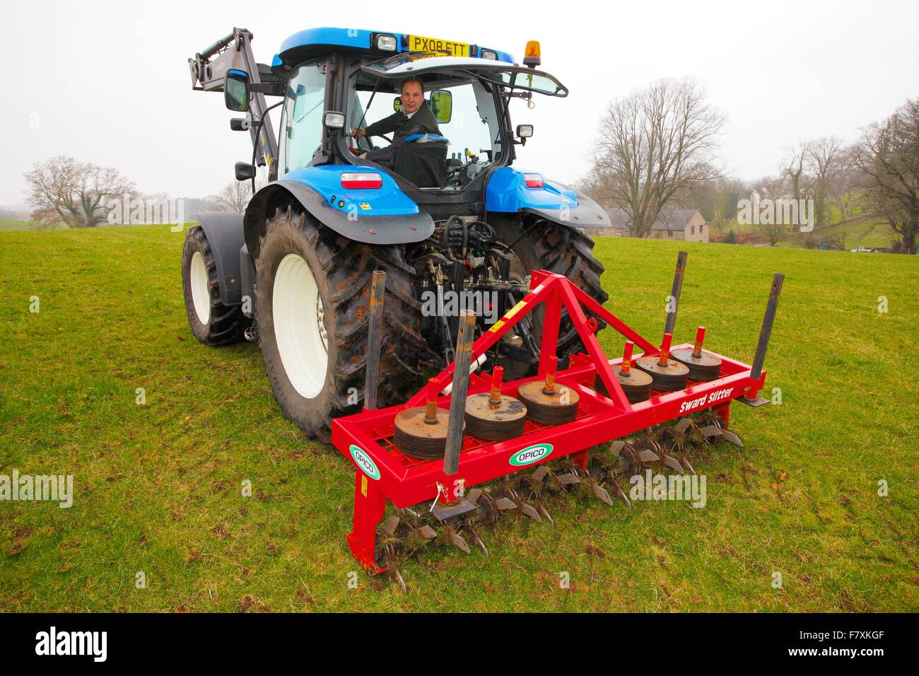 Traktor Abschleppen eine Opico Grasnarbe Slitter Stockfotografie