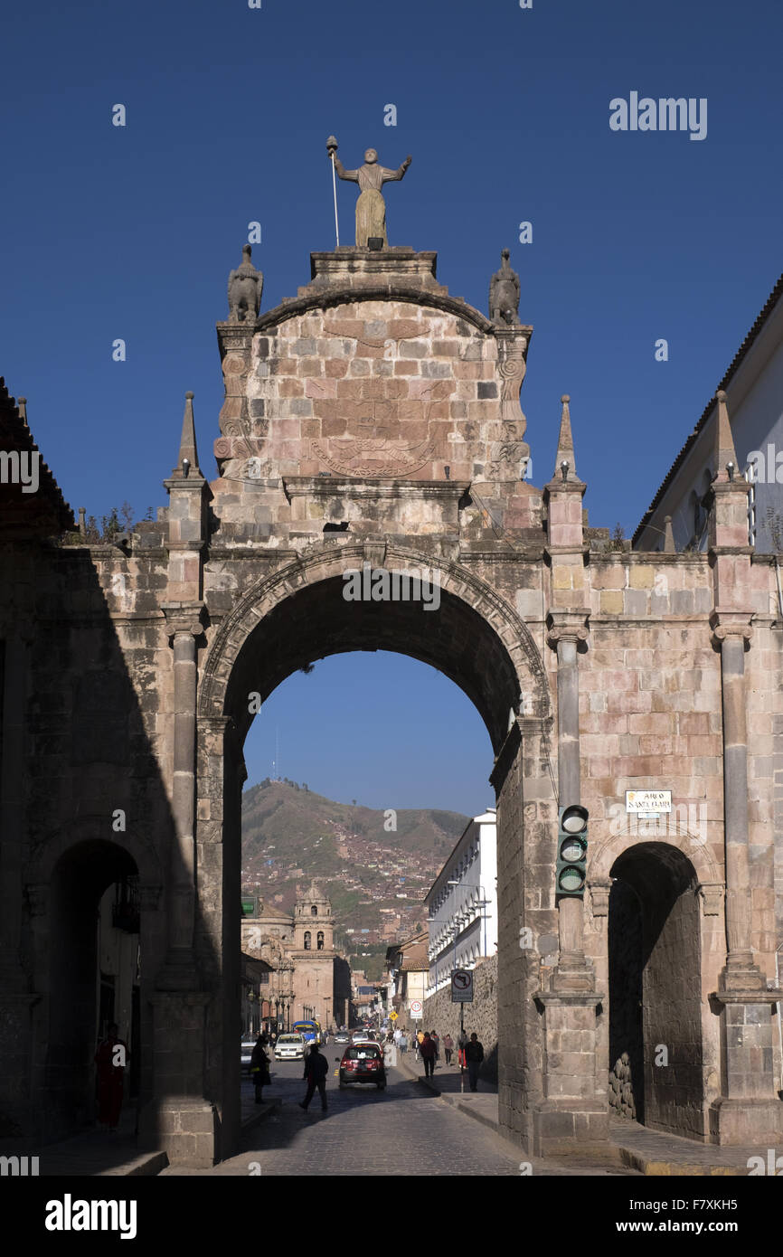Der Bogen von Santa Clara ist eines der Wahrzeichen von Cuzco. Stockfoto