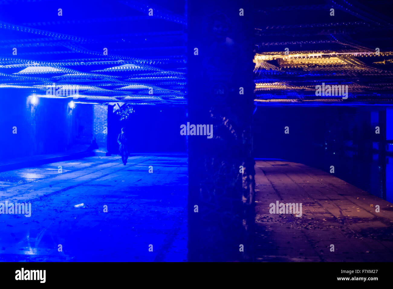Brücke in Camden mit blauem Licht, Drogenkonsumenten zu verschieben Stockfoto