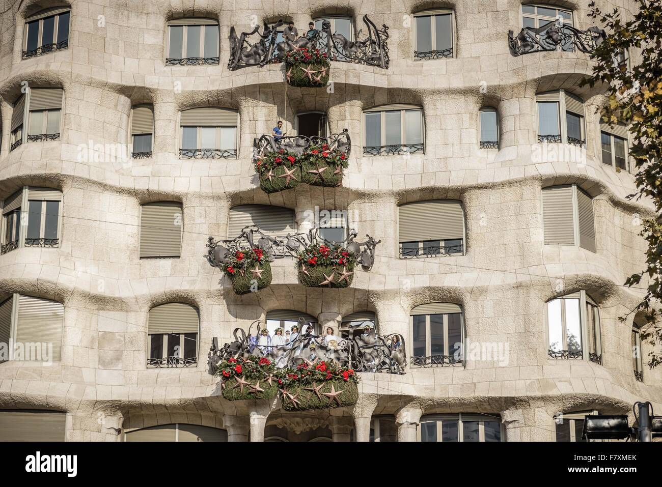 Barcelona, Katalonien, Spanien. 3. Dezember 2015. Angel-Darsteller des "Pastorets", der traditionelle katalanischen drei Teil Geburt spielt, erwarten den Touristen-Bus mit den Hirten und Teufel auf die Pedrera Balkon bei ihrem Besuch in Barcelona zu Beginn des Jahre Festival diesmal. -Die "Pastorets", eine alte katalanische Tradition erzählt die Geschichten von der Geburt Jesu, die Schlacht zwischen gut (Engel) vs. böse und ein humorvolles Stück über Hirten. © Matthias Oesterle/ZUMA Draht/Alamy Live-Nachrichten Stockfoto