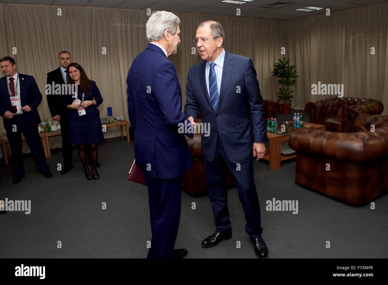 US-Außenminister John Kerry schüttelt Hände mit der russische Außenminister Sergej Lawrow vor ein bilaterales Treffen am Rande der 22. Tagung OSZE-Ministerrats 3. Dezember 2015 in Belgrad, Serbien. Stockfoto