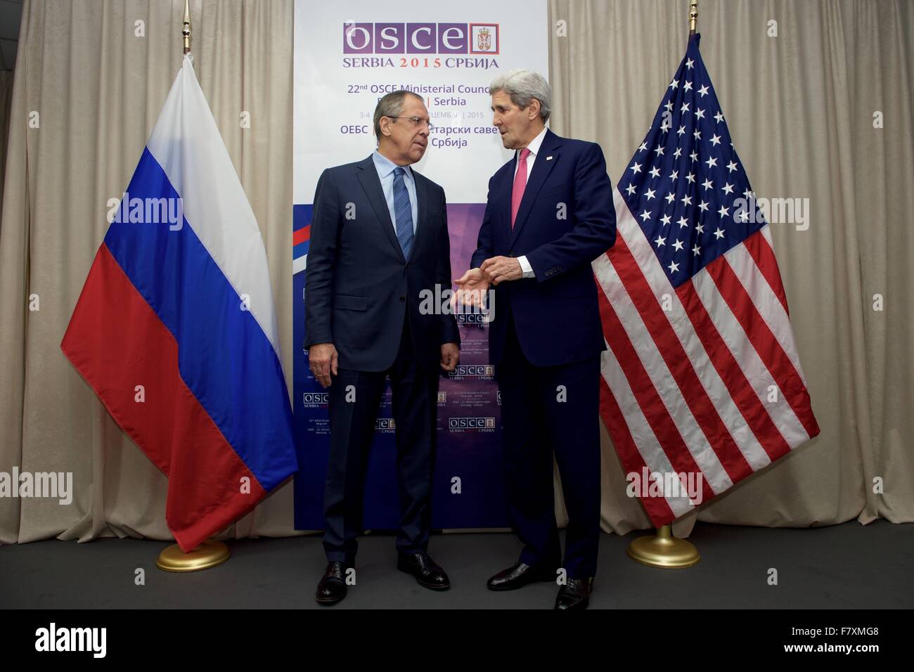 US-Außenminister John Kerry Gespräche mit russischen Außenminister Sergej Lawrow vor ein bilaterales Treffen am Rande der 22. Tagung OSZE-Ministerrats 3. Dezember 2015 in Belgrad, Serbien. Stockfoto