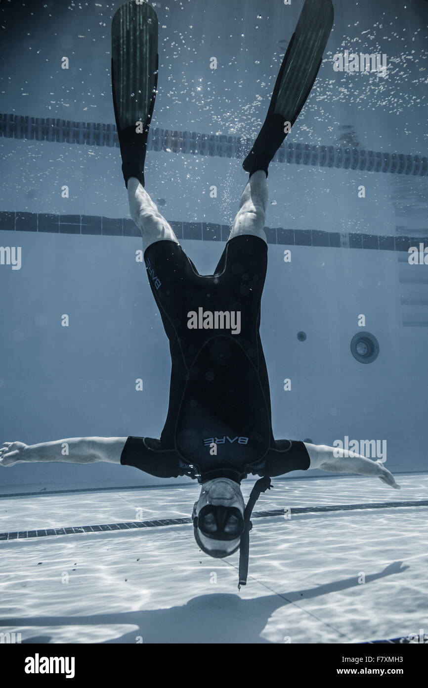 Montreal, Kanada - Mai 30. 2015. Offizieller AIDA Freediving Pool Wettbewerb nehmen Platz in den Parc Jean-Drapeau Olympiabecken. Sicherheit-Mitarbeiter Upside Down Unterwasser zwischen beiden Aufführungen. Stockfoto