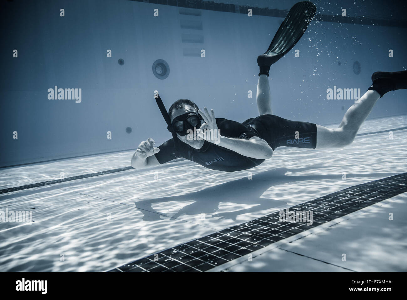 Montreal, Kanada - Mai 30. 2015. Offizieller AIDA Freediving Pool Wettbewerb nehmen Platz in den Parc Jean-Drapeau Olympiabecken. Sicherheit-Mitarbeiter, die Spaß unter Wasser zwischen zwei Aufführungen. Stockfoto