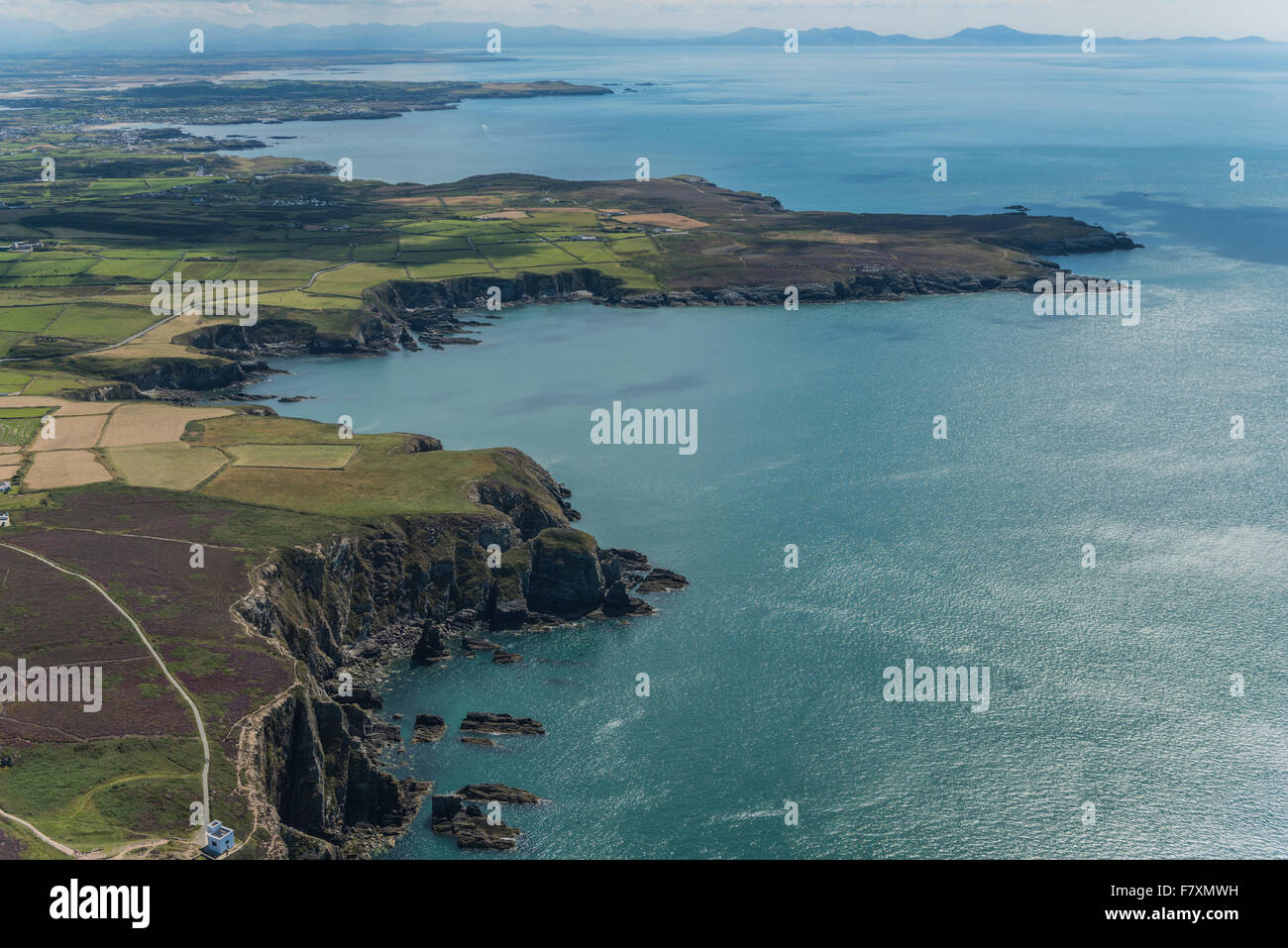 Luftaufnahmen der South Stack Leuchtturm auf Anglesey, Wales Stockfoto