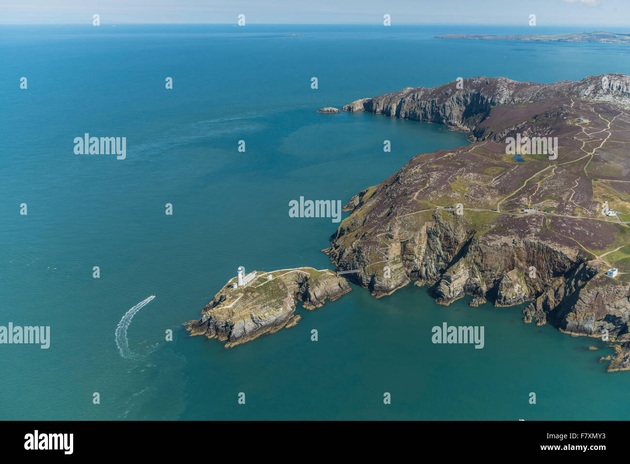 Luftaufnahmen der South Stack Leuchtturm auf Anglesey, Wales Stockfoto