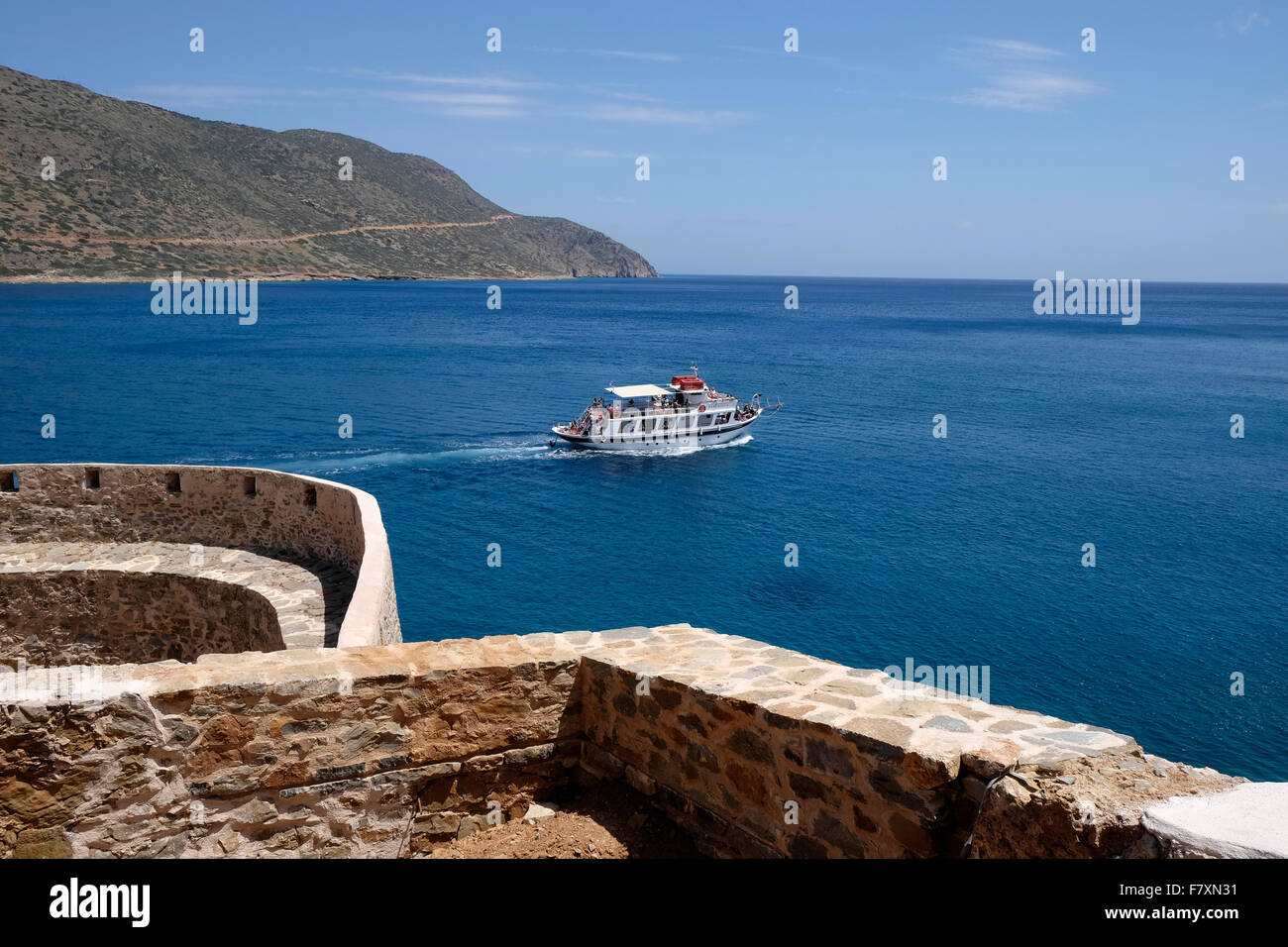 Touristenboot fotografiert von der Insel Spinalonga, Elounda, Ost-Kreta. Stockfoto