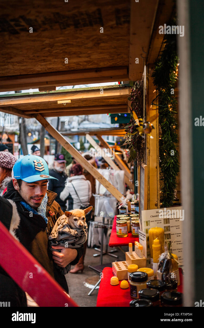 Longueuil, Kanada - 22. Dezember 2015. Christmas Market statt in einem Park. Mehr als fünfzig Anbieter präsentieren. Verbraucher auf der Suche nach etwas zu kaufen. Stockfoto