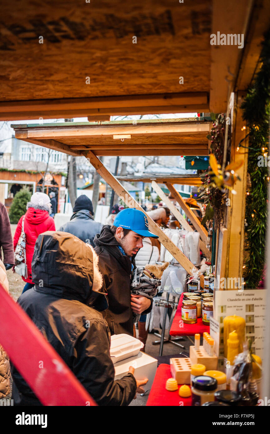 Longueuil, Kanada - 22. Dezember 2015. Christmas Market statt in einem Park. Mehr als fünfzig Anbieter präsentieren. Verbraucher auf der Suche nach etwas zu kaufen. Stockfoto