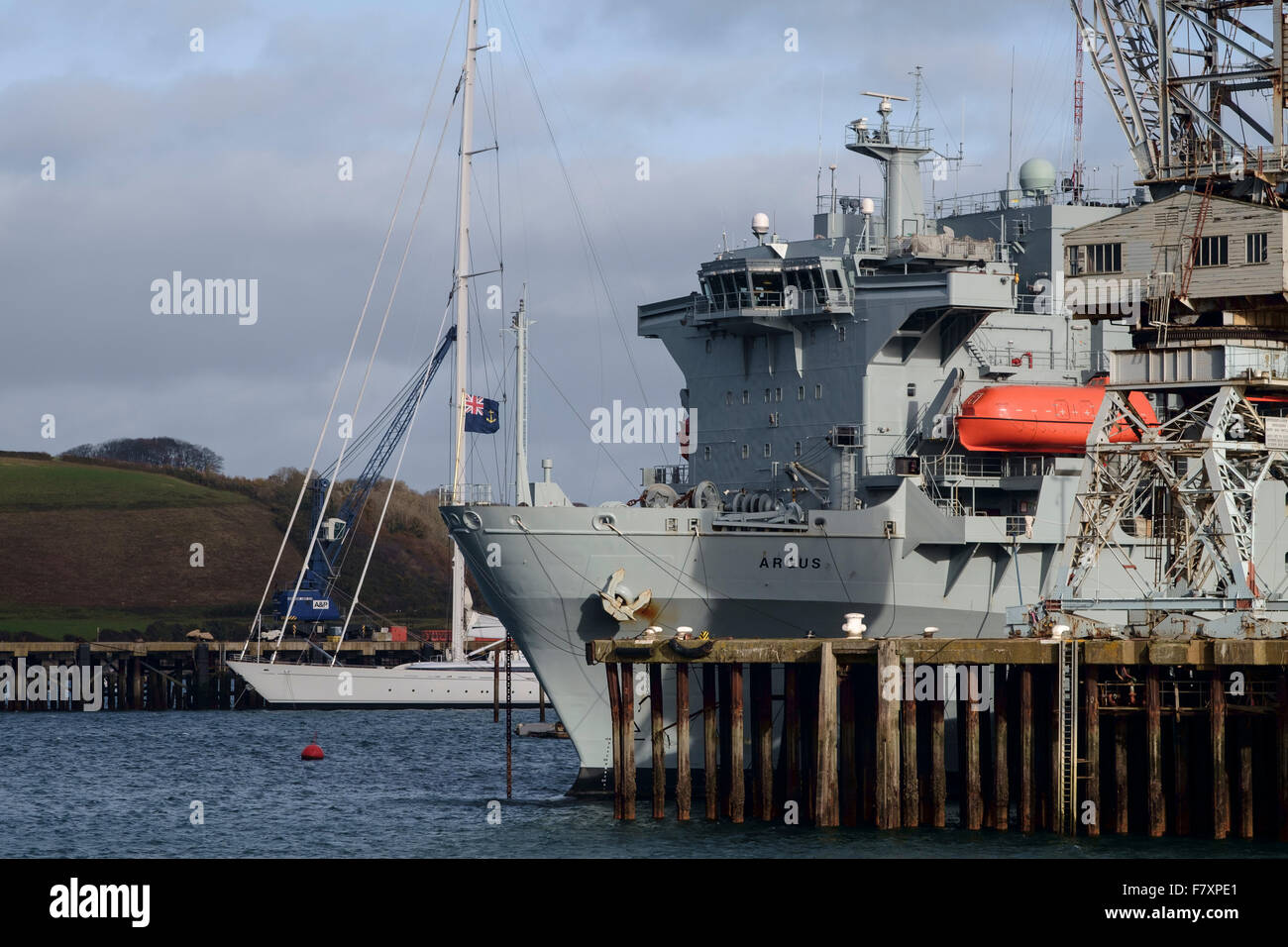 RFA Argus in Falmouth Docks mit großen Yacht im Hintergrund Stockfoto