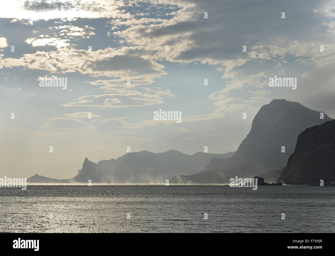 Panoramablick von Sudak in Richtung Novyi Svet (neue Welt) mit Fahne von Spray, ausgelöst durch den stürmischen Wind über Meerwasser im Sonnenlicht beyon Stockfoto