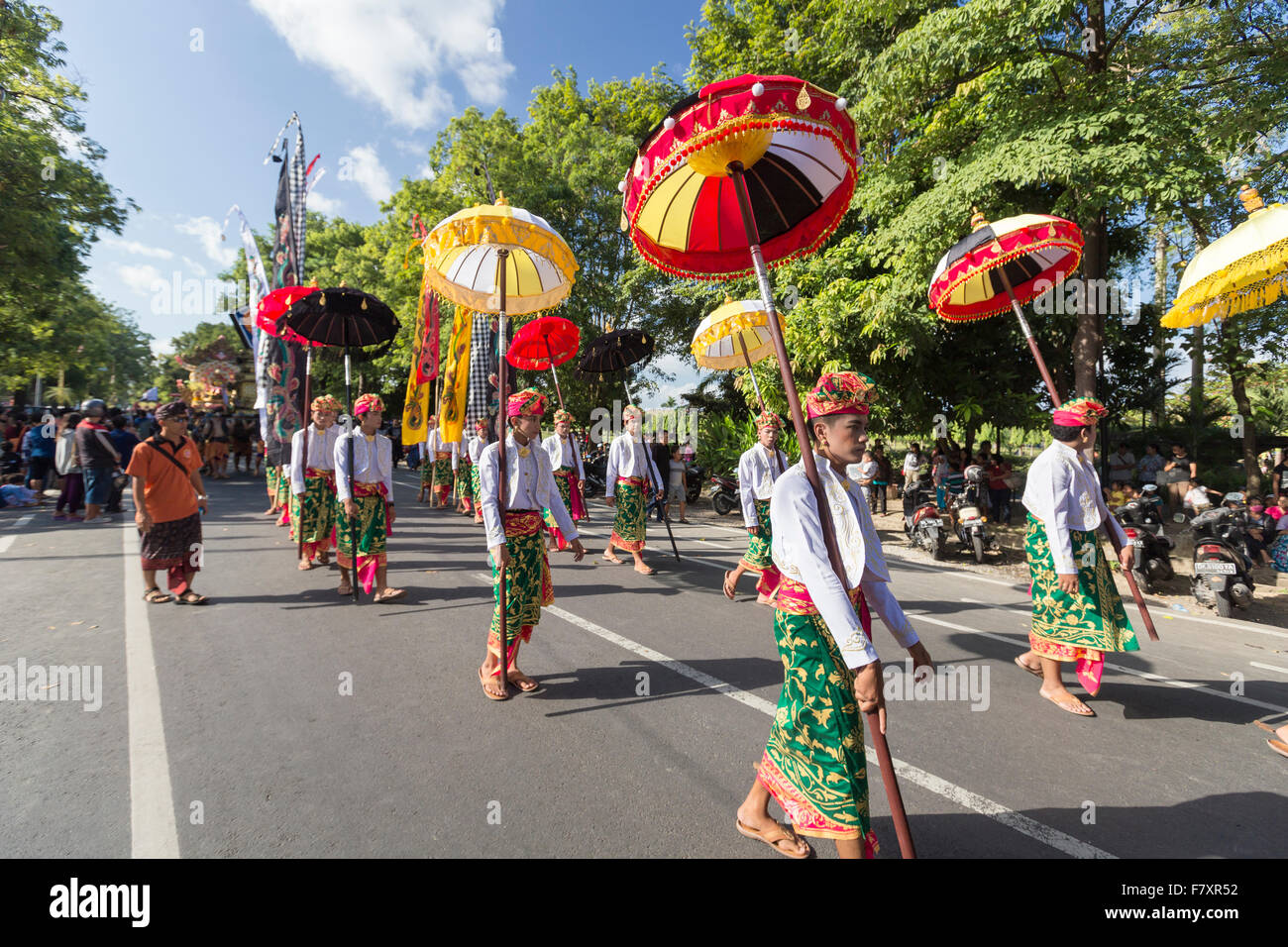 Balinesische Künstler nehmen Teile während der Eröffnungsparade 2015 Bali Arts Festival, Denpasar, Bali, Indonesien Stockfoto
