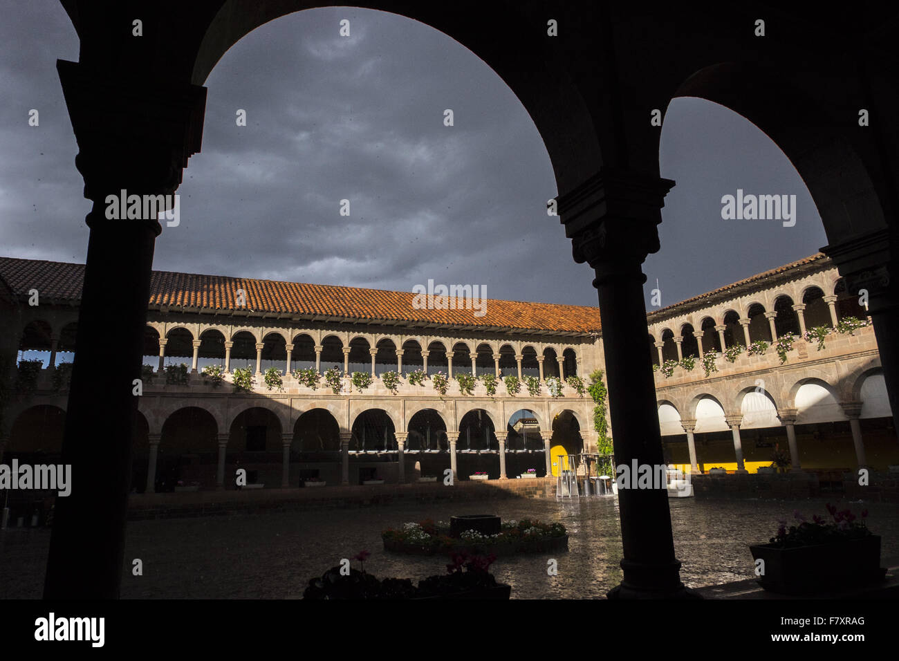 Kreuzgang des Klosters von Santo Domingo, das Kloster wurde auf die Inka-Tempel Coricancha gebaut. Stockfoto