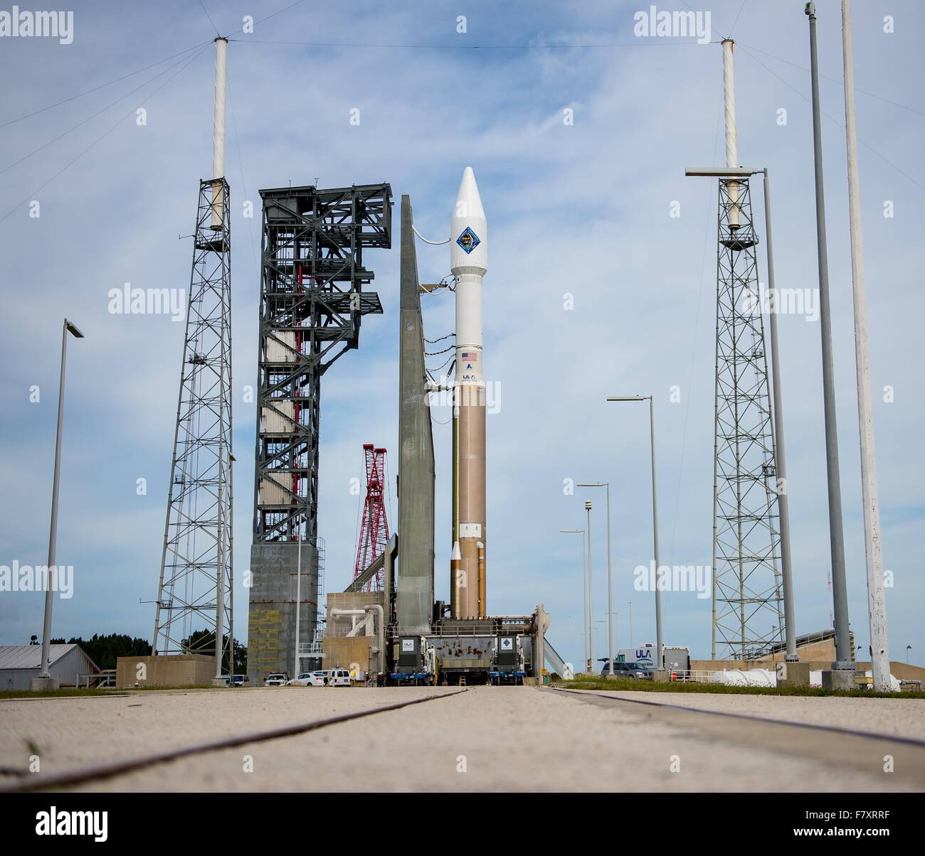 Eine United Launch Alliance Atlas V-Rakete mit Orbital ATK Cygnus Raumfahrzeug an Bord rollt zum Launch Complex 41 am Kennedy Space Center 2. Dezember 2015 in Cape Canaveral, Florida. Die Cygnus tragen 7.300 Pfund Experimente, Geräte und Materialien zur internationalen Raumstation ISS am 3. Dezember. Stockfoto