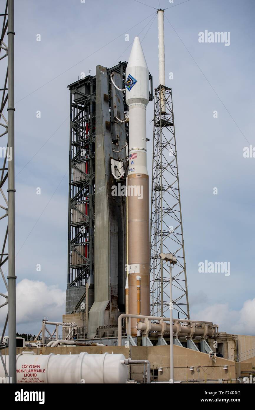 Eine United Launch Alliance Atlas V-Rakete mit Orbital ATK Cygnus Raumfahrzeug an Bord rollt zum Launch Complex 41 am Kennedy Space Center 2. Dezember 2015 in Cape Canaveral, Florida. Die Cygnus tragen 7.300 Pfund Experimente, Geräte und Materialien zur internationalen Raumstation ISS am 3. Dezember. Stockfoto