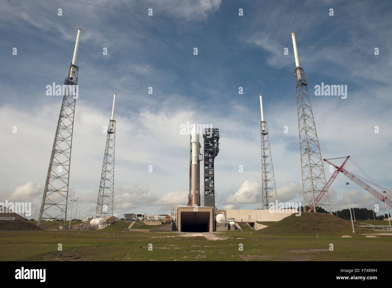 Eine United Launch Alliance Atlas V-Rakete mit Orbital ATK Cygnus Raumfahrzeug an Bord rollt zum Launch Complex 41 am Kennedy Space Center 2. Dezember 2015 in Cape Canaveral, Florida. Die Cygnus tragen 7.300 Pfund Experimente, Geräte und Materialien zur internationalen Raumstation ISS am 3. Dezember. Stockfoto