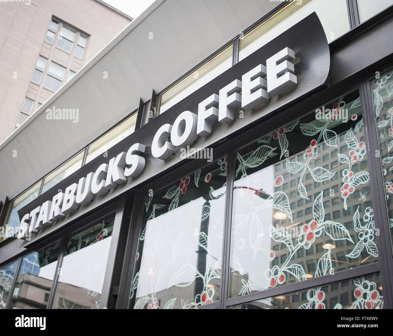 Seattle, Washington, USA. 23. November 2015. Das Westlake Center Starbucks befindet sich neben Seattles traditionelle Stadt Weihnachtsbaum entlang der Pine Street in der Nähe von 1st Avenue in der Innenstadt. © David Bro/ZUMA Draht/Alamy Live-Nachrichten Stockfoto