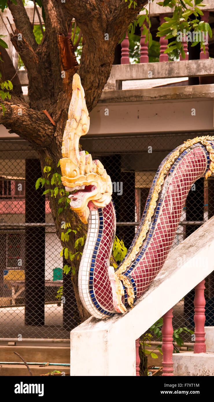 Schlange-Skulptur auf dem Weg nach oben die Treppe des Tempels in Thailand. Stockfoto