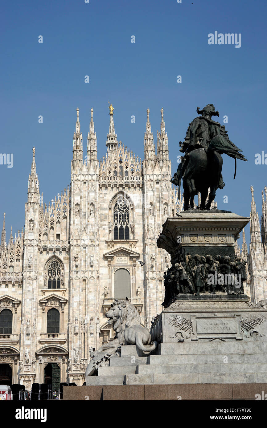 Duomo di Milano.Mailänder Dom in Domplatz mit dem Reiten Statue von Viktor Emmanuel II im Vordergrund.Mailand.Lombardei.Italien Stockfoto