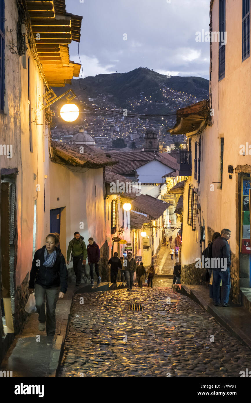 San Blas Straße, eine steile Straße, die führt zu einem der böhmischen Viertel der Stadt Cuzco. Stockfoto