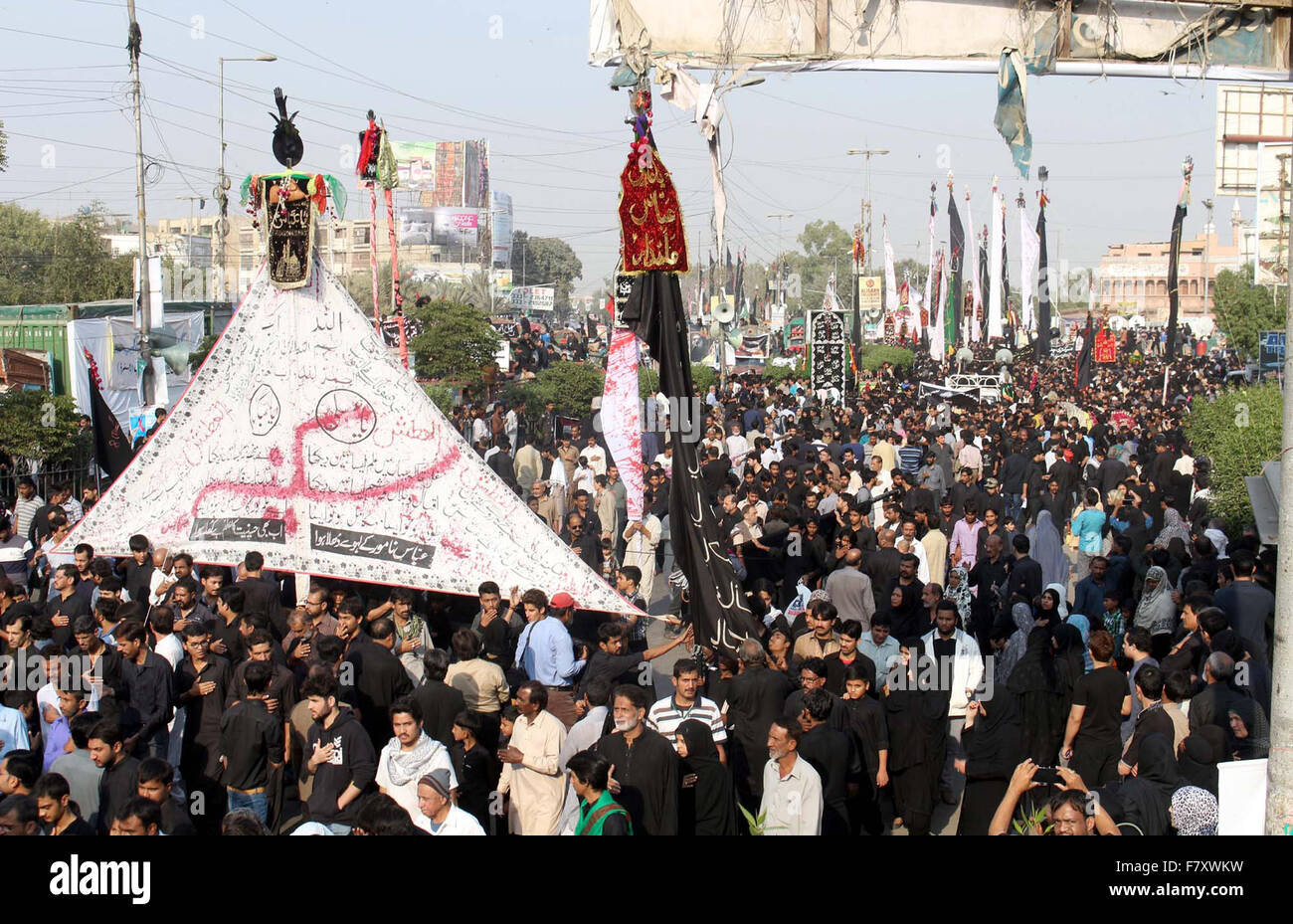 Trauernden von Imam Hussain (A.S) sind Teilnahme an Prozession in Verbindung der 40. Tag des Martyrium des Imam Hussain (A.S) und seine frommen Begleiter für ihre Hingabe zu zeigen. Eine Jinnah Straße in Karachi auf Donnerstag, 3. Dezember 2015. Stockfoto