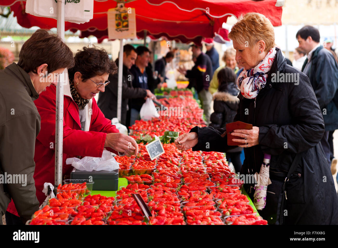 Kauf von Erdbeeren im lokalen fete Stockfoto