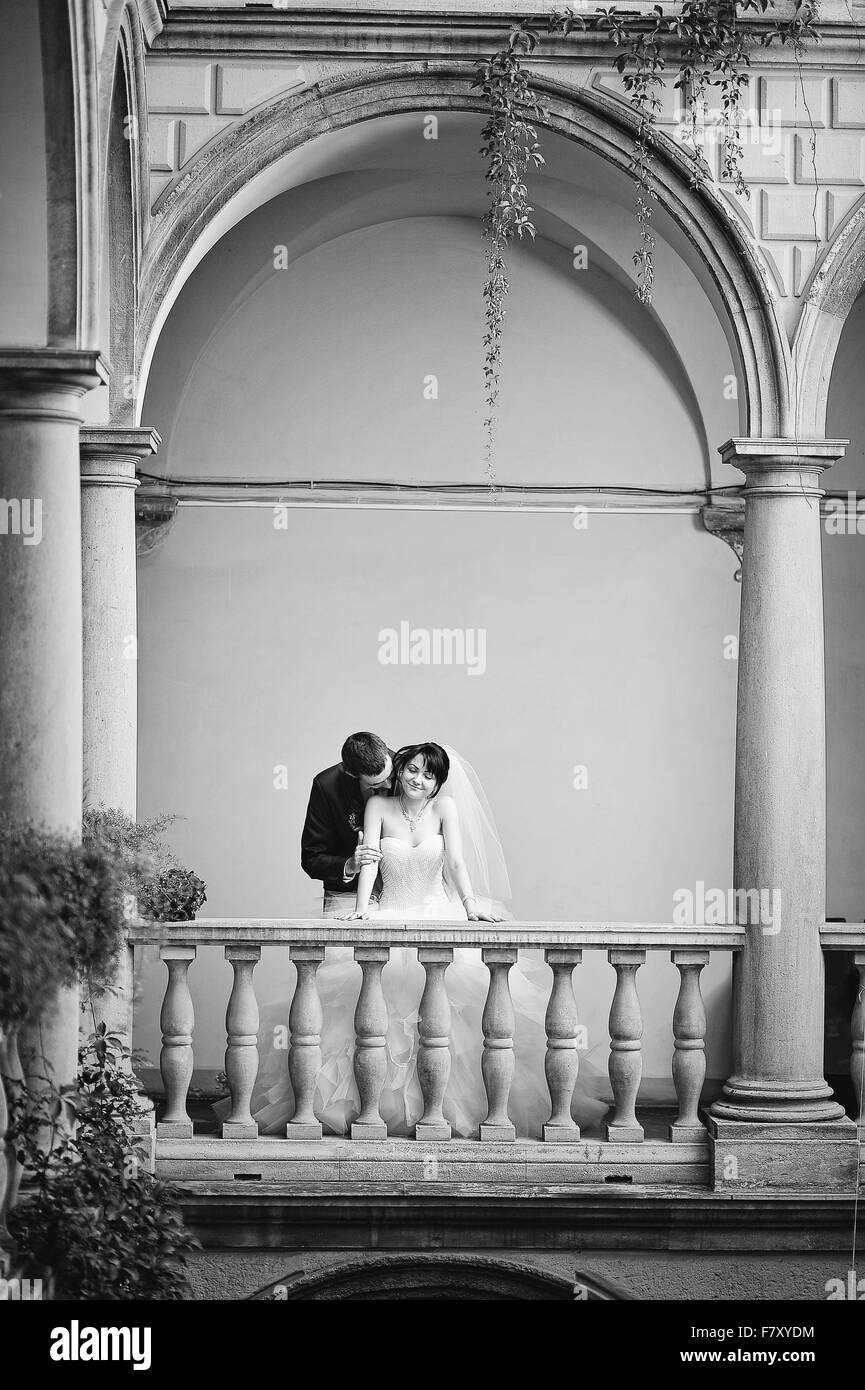 Hochzeitspaar auf italienischen Hof Stockfoto