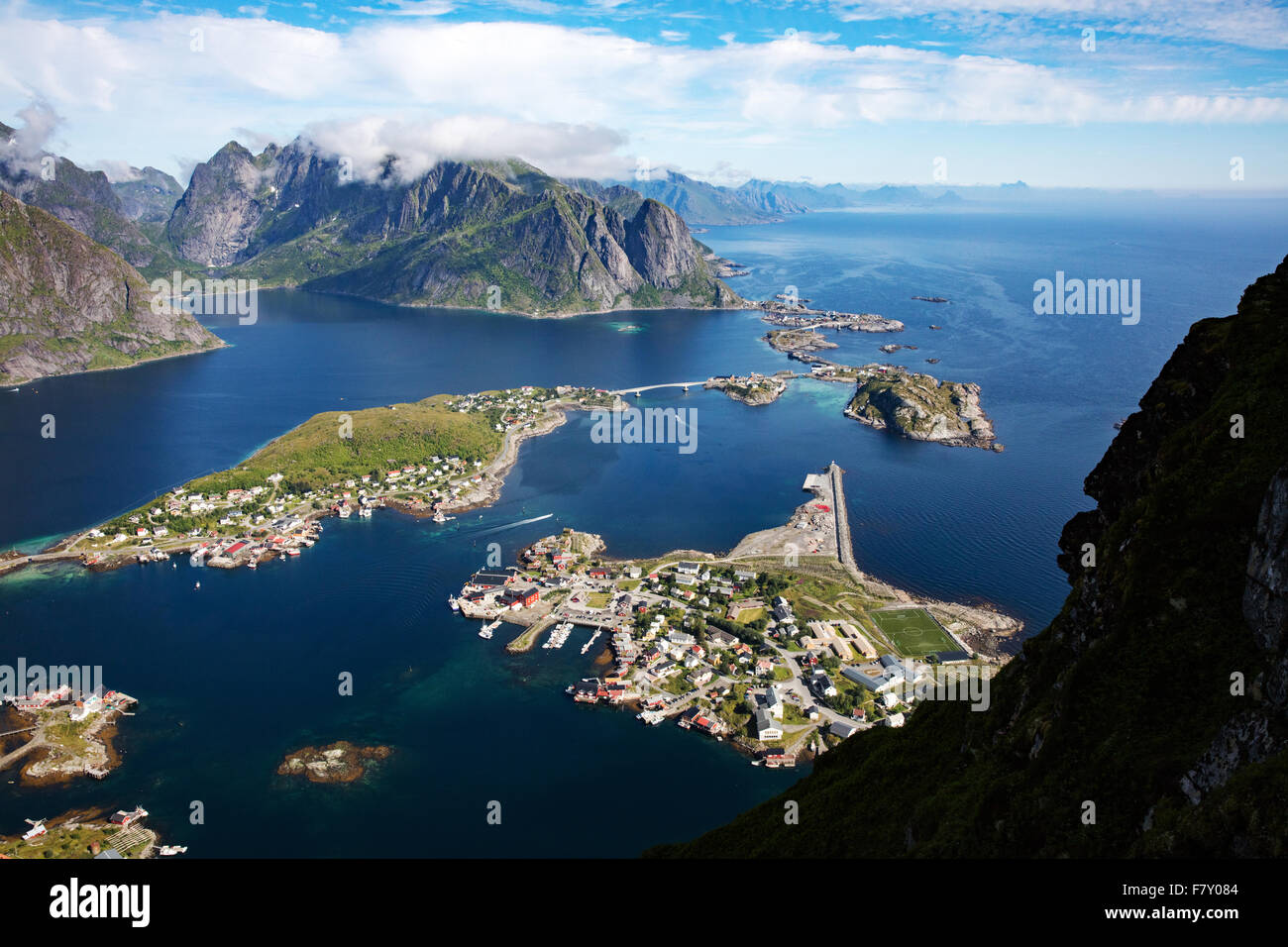 Blick vom Reinebringen über die Reine Dorf und die Berge des westlichen Norwegen Lofoten-Inseln Stockfoto