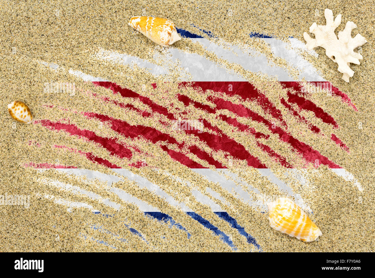 Nationalen Landesflagge von Costa Rica unter einem Strand Hintergrund mit Sand, Muscheln und Korallen Stockfoto