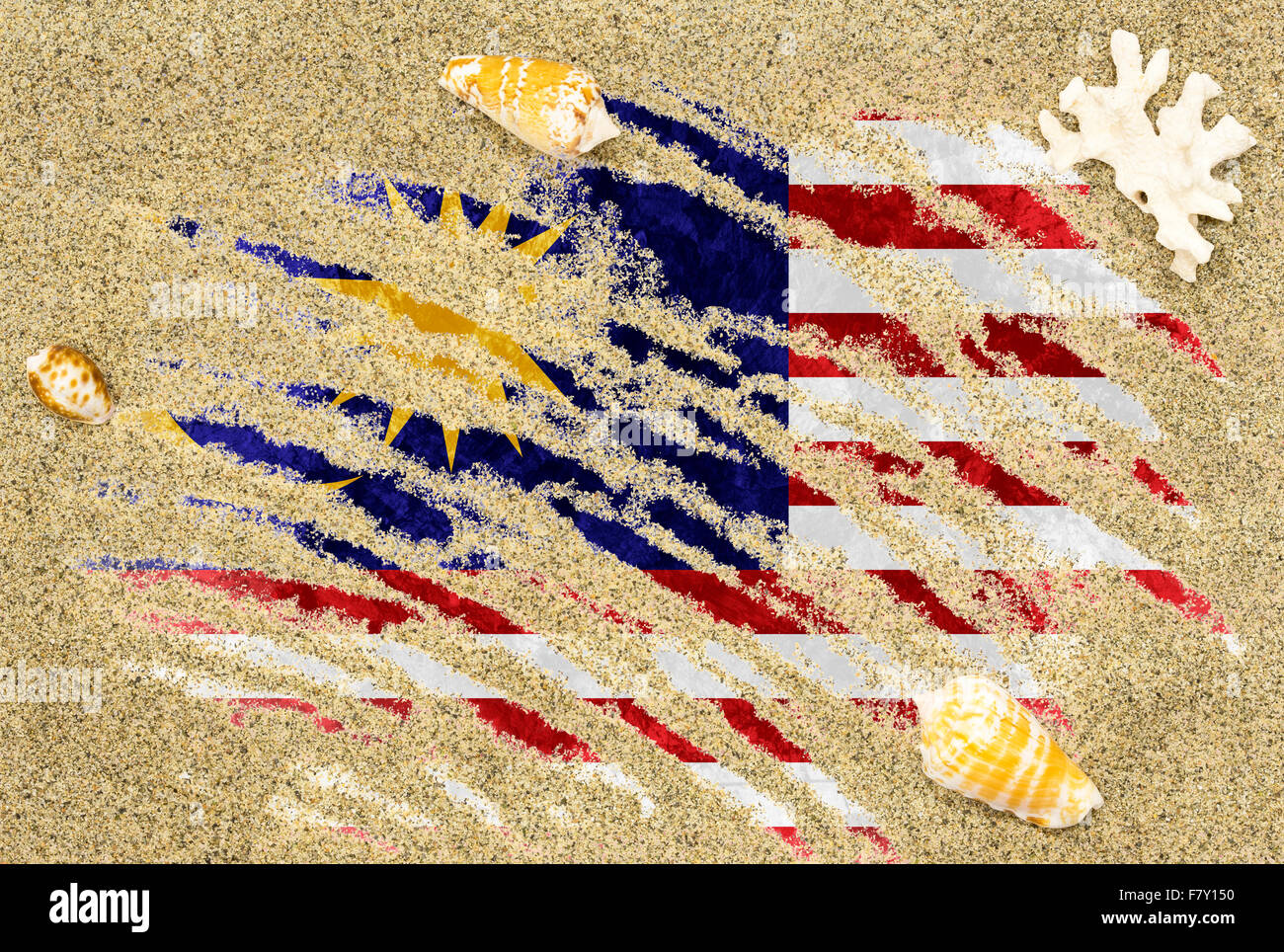 Nationalen Landesflagge Malaysia unter einem Strand Hintergrund mit Sand, Muscheln und Korallen Stockfoto