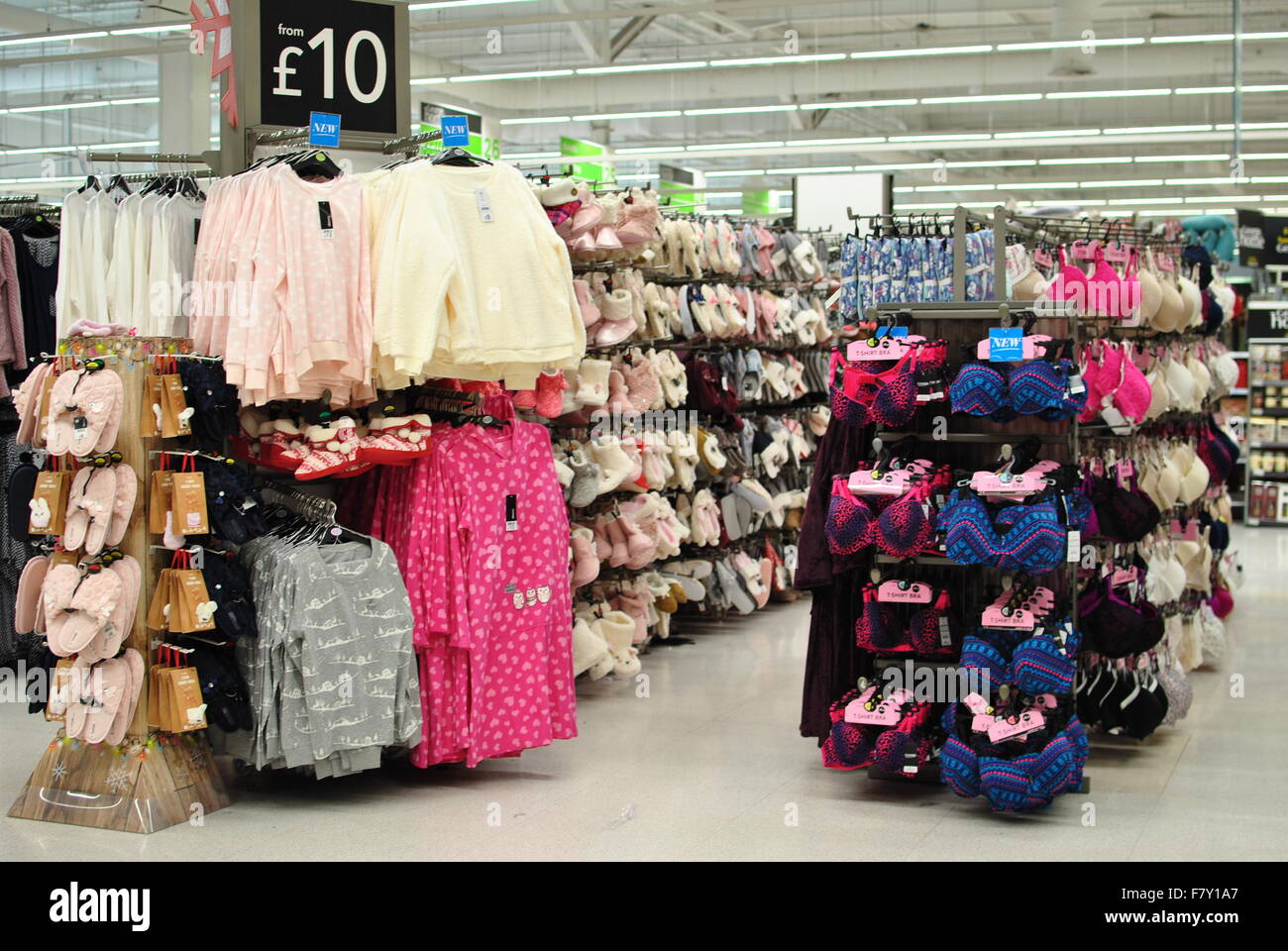 Bereich "Kleidung" im Supermarkt-Bras, Schwellen und Nachtwäsche Stockfoto