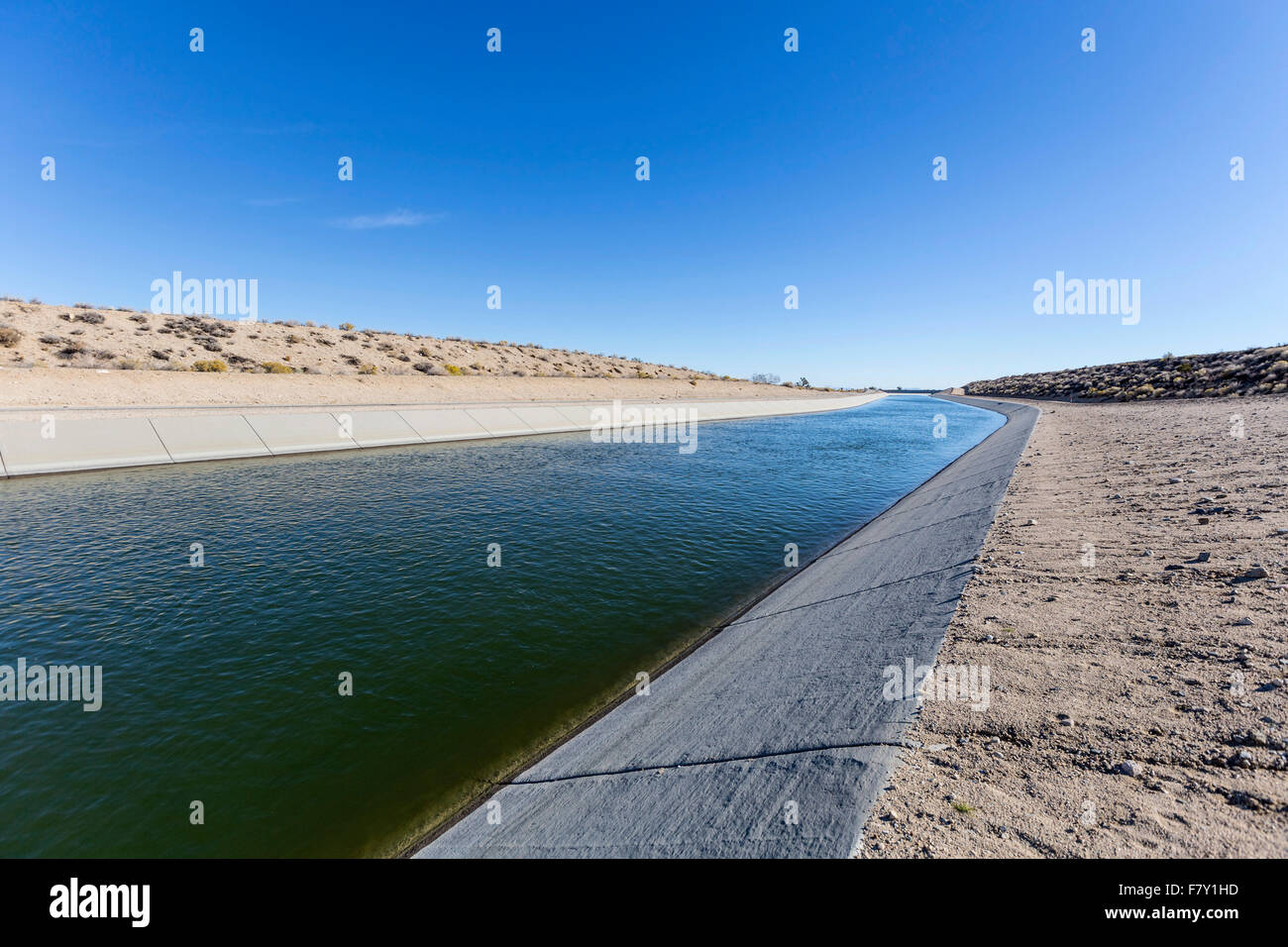 Bewegtes Wasser durch die Mojave-Wüste in Süd-Kalifornien Aquädukt. Stockfoto