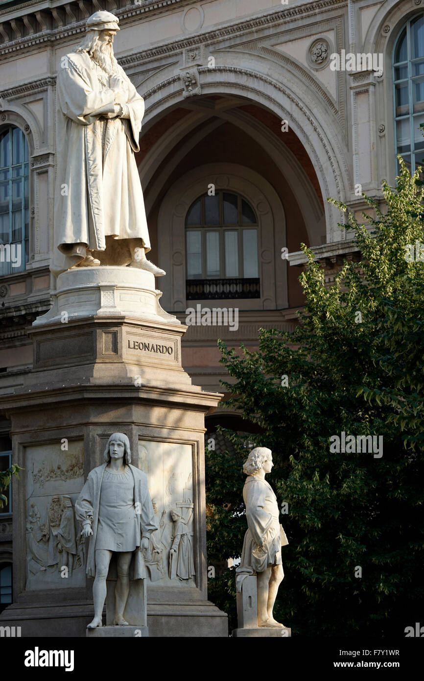 Statue von Leonardo Da Vinci über Leonardo Da Vinci Denkmal auf der