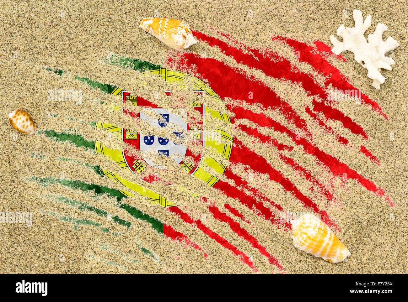 Nationale Flagge Portugals unter einem Strand Hintergrund mit Sand, Muscheln und Korallen Stockfoto