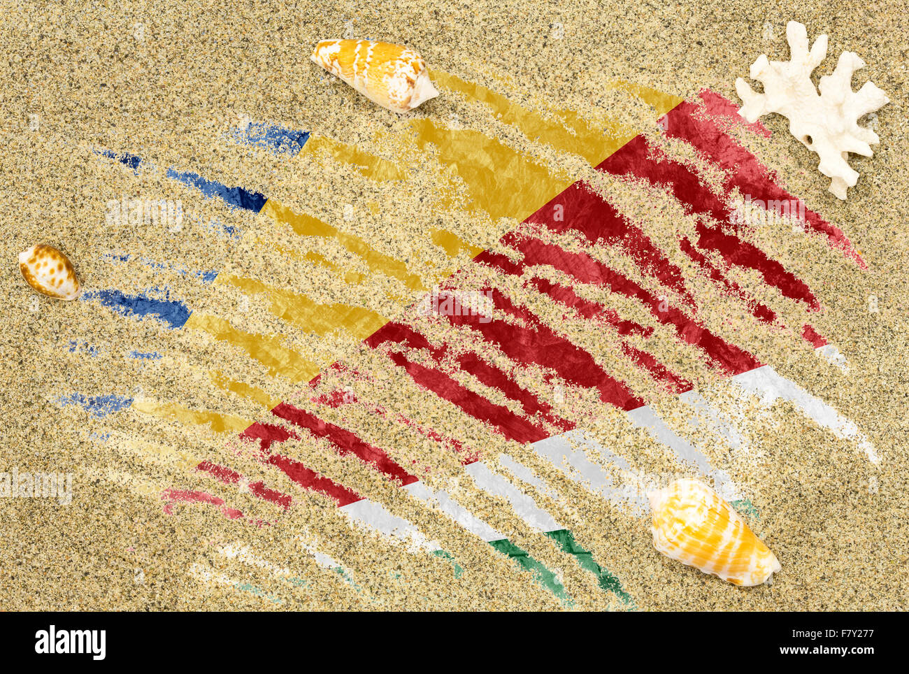 Nationale Flagge der Seychellen unter einem Strand Hintergrund mit Sand, Muscheln und Korallen Stockfoto