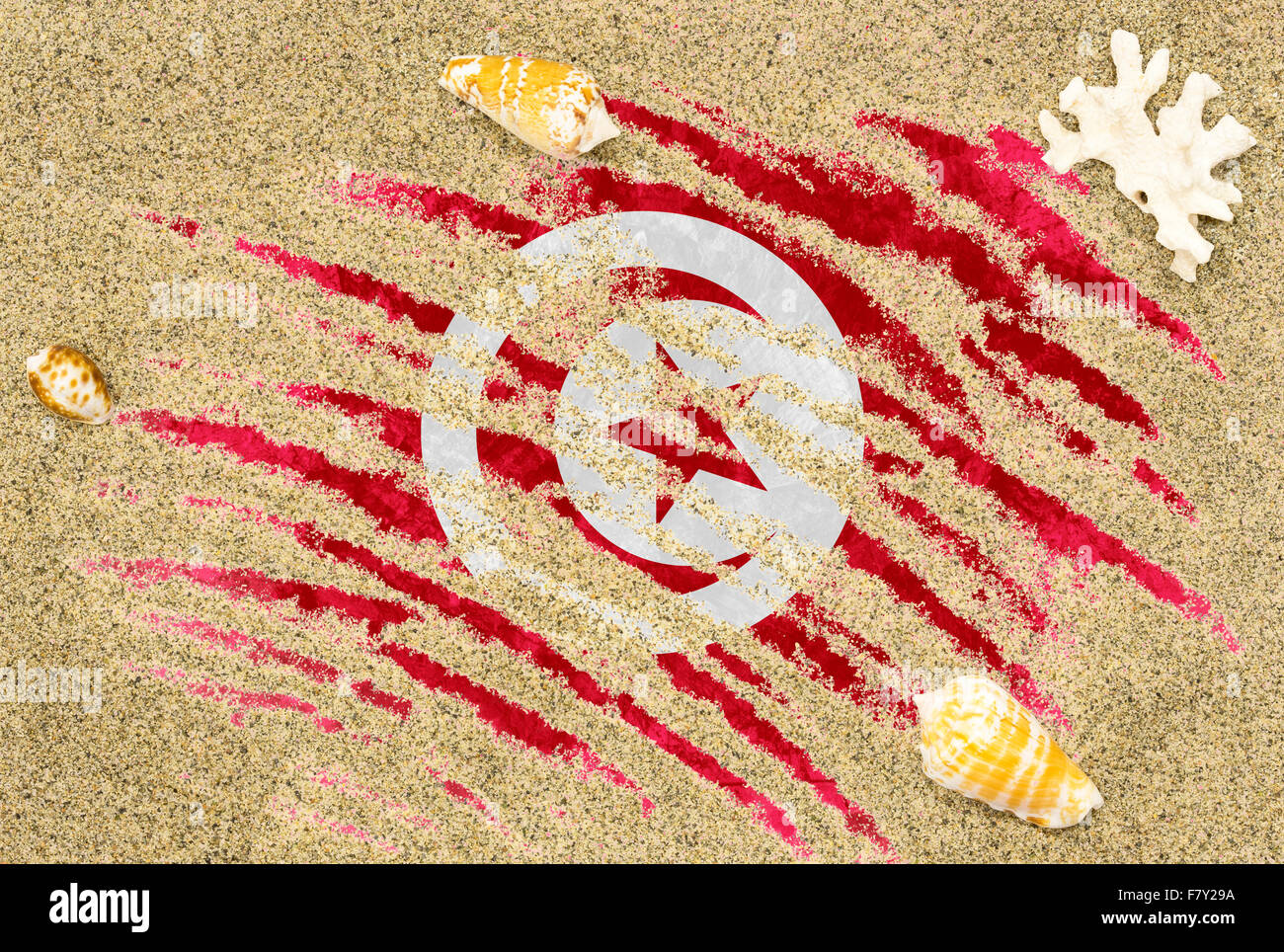 Nationale Flagge von Tunesien unter einem Strand Hintergrund mit Sand, Muscheln und Korallen Stockfoto