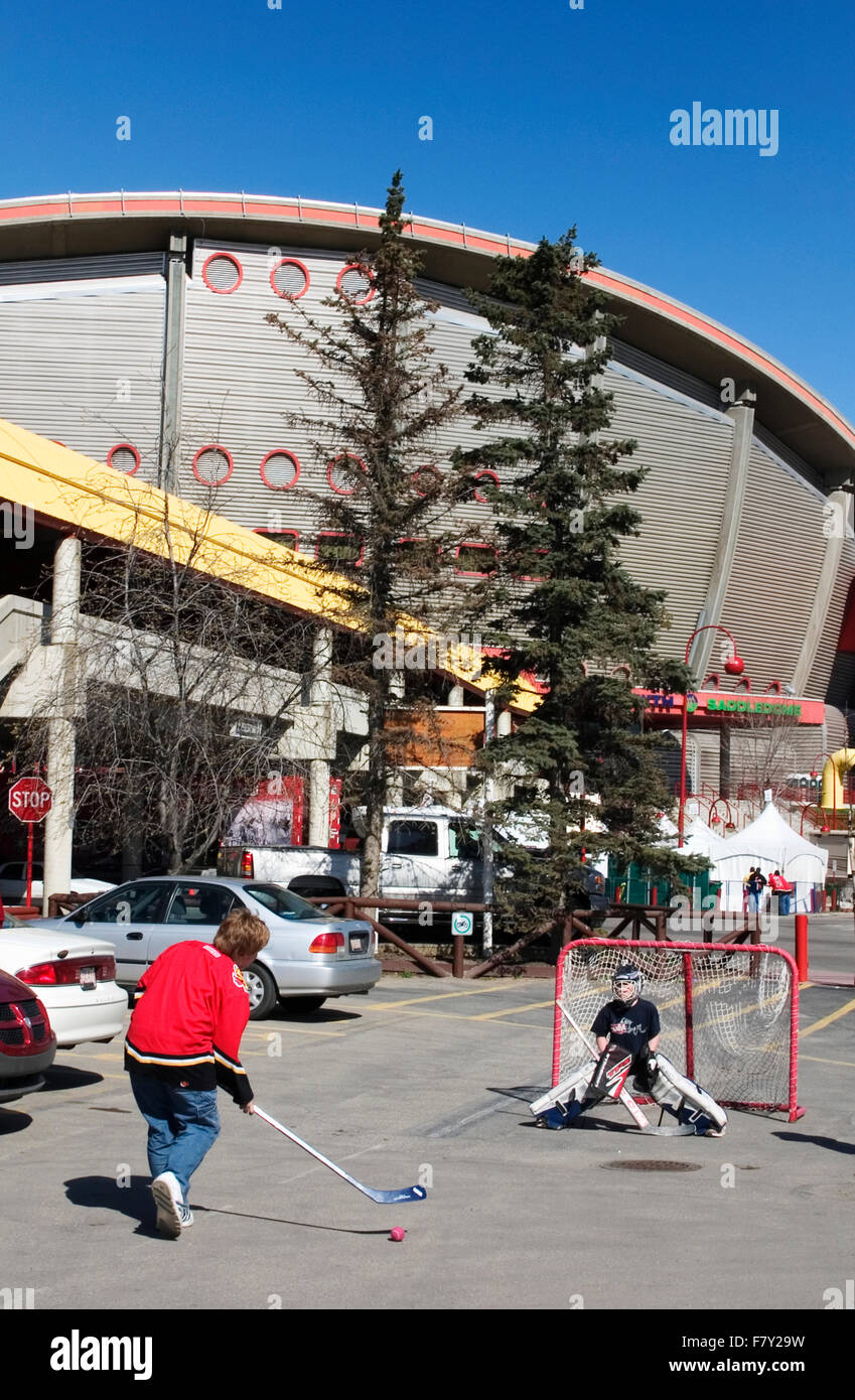 Calgary Flames-Fans feiern vor einem Playoff-Spiel.   * FÜR NUR ZUR REDAKTIONELLEN VERWENDUNG Stockfoto