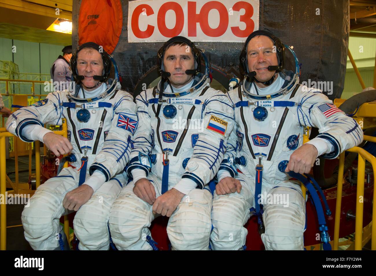 Internationale Raumstation ISS-Expedition 46 Crew Mitglieder Pose vor ihrem Raumschiff Sojus TMA - 19 M bei einer Crew fit Check im Gagarin Space Center-1. Dezember 2015 in Star City, Russland. Crew-Mitglieder (L-R): ESA-Astronaut Tim Peake, Roscosmos Kosmonauten Yuri Malenchenko und NASA-Astronaut Tim Kopra starten am 15. Dezember für einen sechsmonatigen Mission auf der internationalen Raumstation ISS. Stockfoto