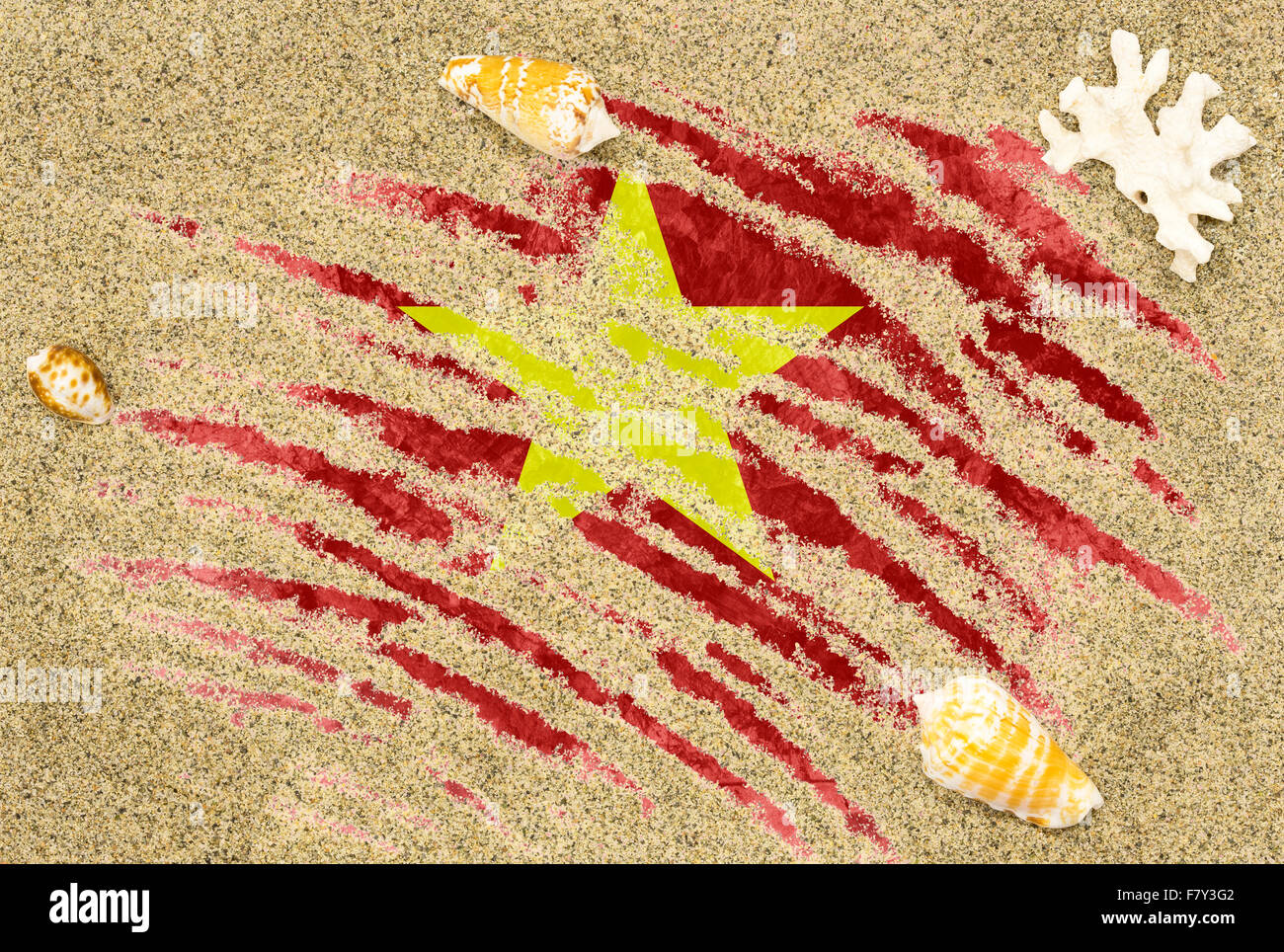 Nationalen Landesflagge Vietnam unter einem Strand Hintergrund mit Sand, Muscheln und Korallen Stockfoto