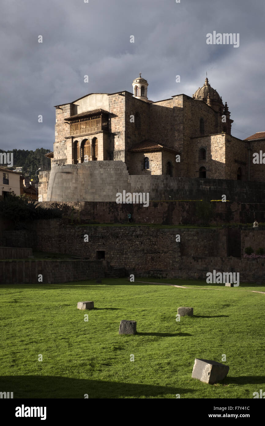 Fassade der Kirche von Santo Domingo, gebaut auf Coricancha Inka Tempel der äußeren Mauer bleibt. Stockfoto