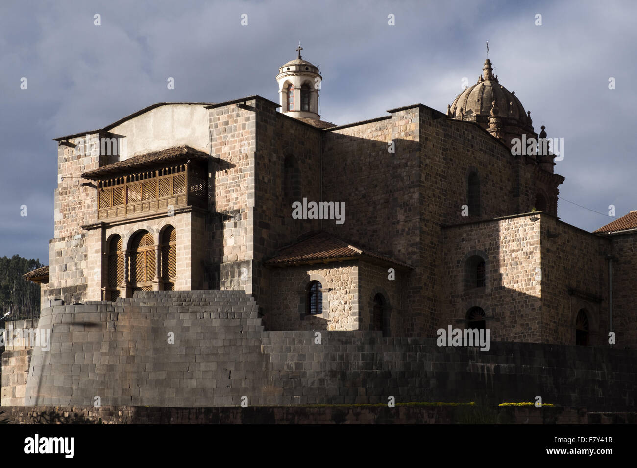 Fassade der Kirche von Santo Domingo, gebaut auf Coricancha Inka Tempel der äußeren Mauer bleibt. Stockfoto