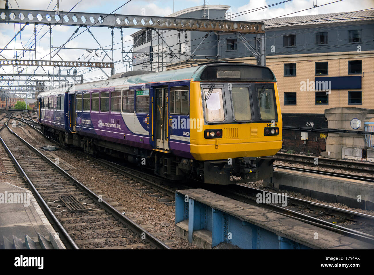 Eine britische Schiene Kategorie 142 in Northernrail Livree Stockfoto