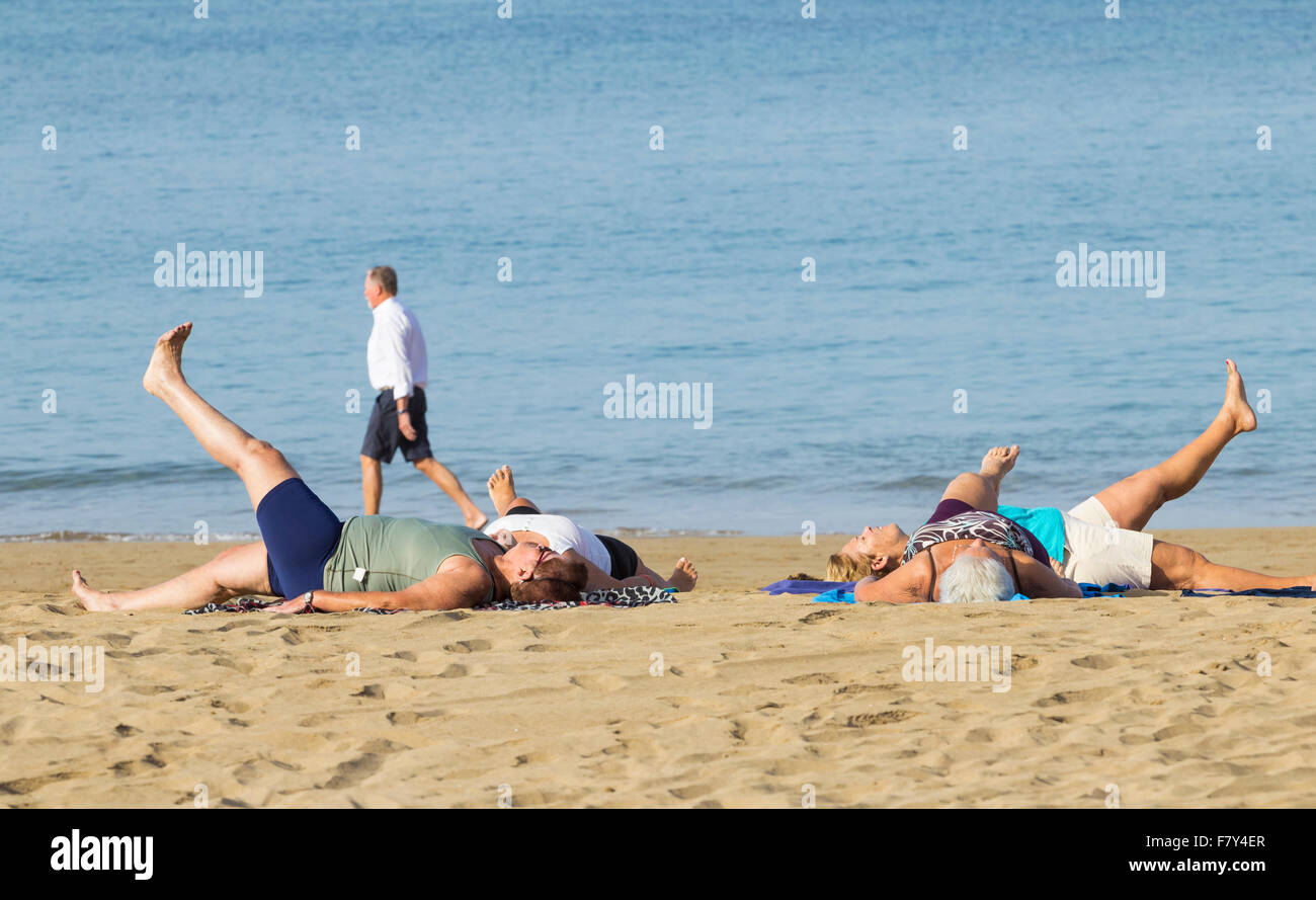 Rentner halten täglich Passungsklasse am Strand von Las Canteras in Las Palmas, Gran Canaria, Kanarische Inseln, Spanien Stockfoto