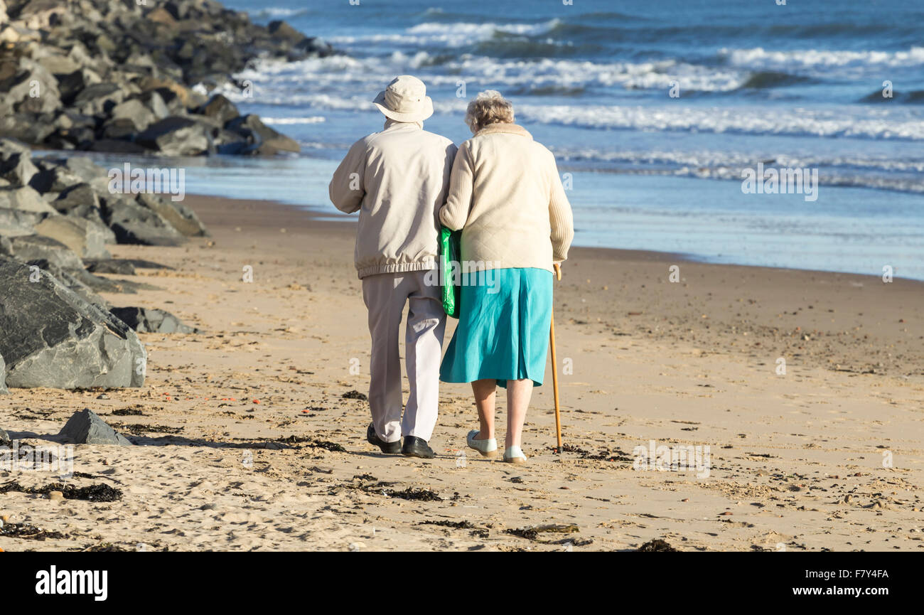 Älteres Ehepaar zu Fuß am Strand. UK Stockfoto