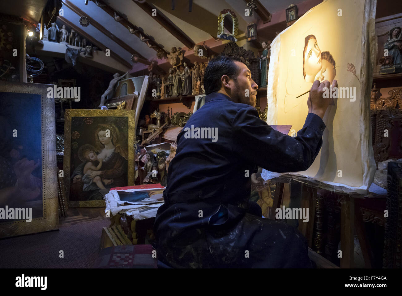 Cesar Augusto Maler in seinem Atelier mit einigen Bildern von religiösen Themen arbeiten. Stockfoto