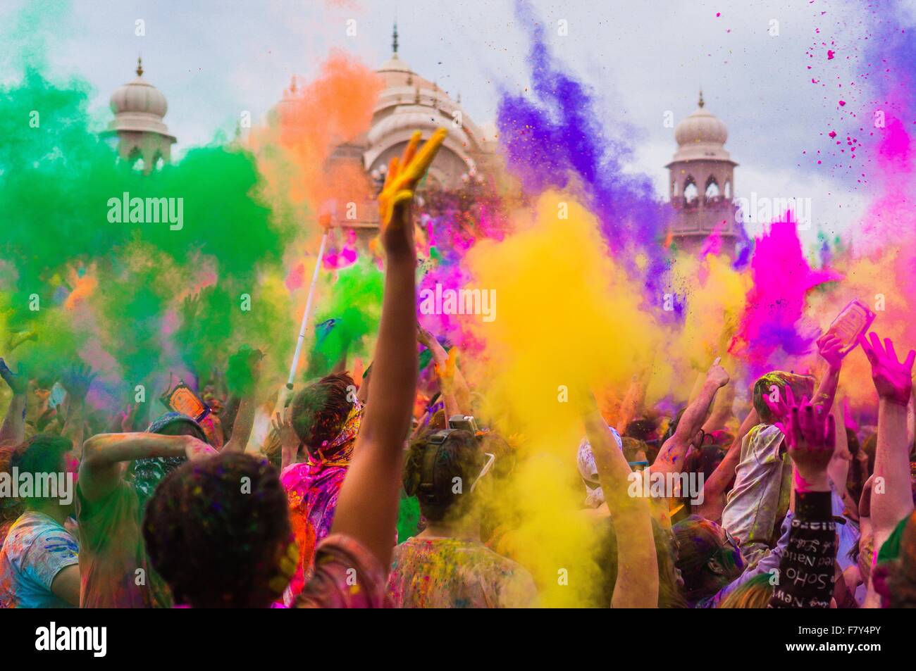 Tausende von Menschen werfen Farbpulver in die Luft während der Holi-Fest der Farben bei den Sri Sri Radha Krishna Tempel 29. März 2014 in Spanish Fork, Utah. Das Festival steht in der indischen Tradition von Holi und zieht mehr als 80.000 Menschen. Stockfoto