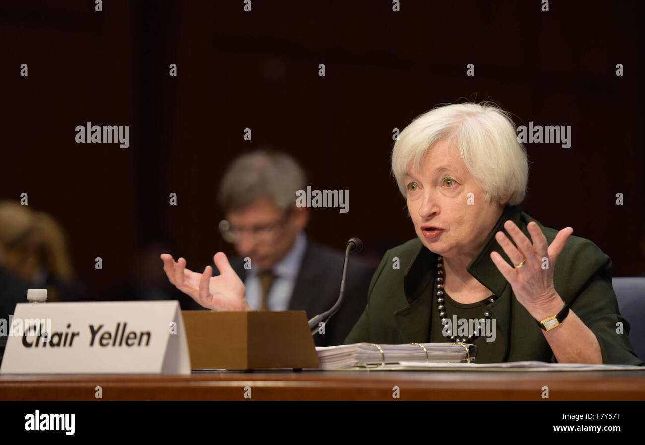 Washington, DC, USA. 3. Dezember 2015. US-Notenbank Vorsitzende Janet Yellen bezeugt vor the Joint Economic Committee des US-Kongresses auf "The Economic Outlook", auf dem Capitol Hill in Washington, DC, USA, 3. Dezember 2015. Yellen am Donnerstag gab eine optimistische Einschätzung der US-Wirtschaft vor dem Gesetzgeber, signalisiert eine Zinssatz Wanderung wahrscheinlich im Dezember. Bildnachweis: Bao Dandan/Xinhua/Alamy Live-Nachrichten Stockfoto