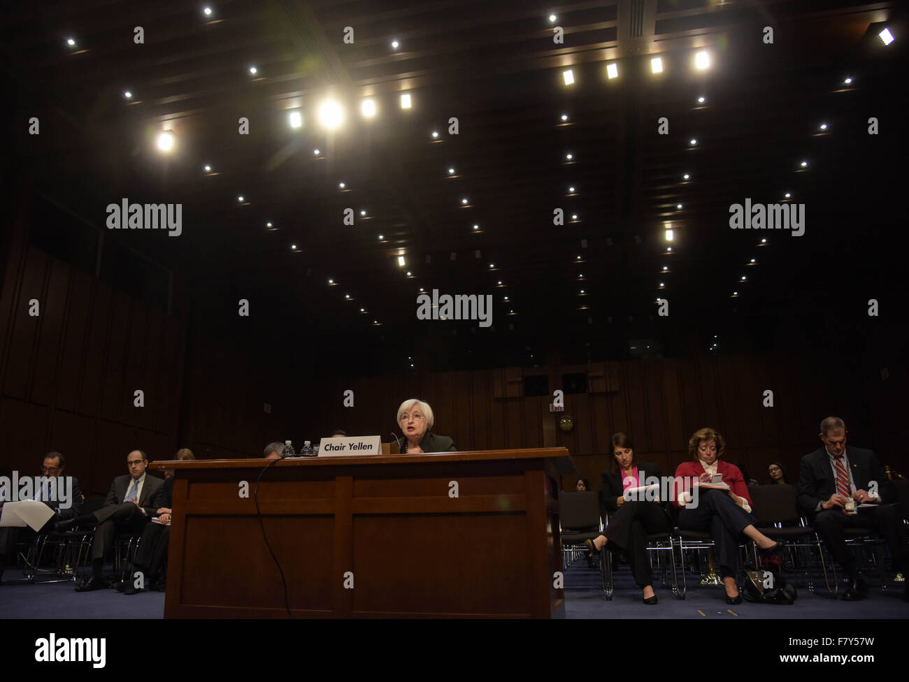 Washington, DC, USA. 3. Dezember 2015. US-Notenbank Vorsitzende Janet Yellen bezeugt vor the Joint Economic Committee des US-Kongresses auf "The Economic Outlook", auf dem Capitol Hill in Washington, DC, USA, 3. Dezember 2015. Yellen am Donnerstag gab eine optimistische Einschätzung der US-Wirtschaft vor dem Gesetzgeber, signalisiert eine Zinssatz Wanderung wahrscheinlich im Dezember. Bildnachweis: Bao Dandan/Xinhua/Alamy Live-Nachrichten Stockfoto