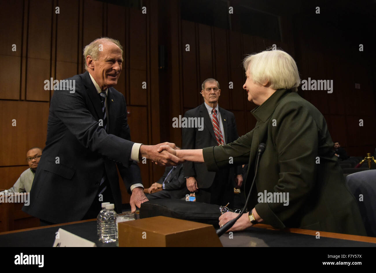 Washington, DC, USA. 3. Dezember 2015. US-Notenbank Vorsitzende Janet Yellen (R) schüttelt Hände mit US-Kongress gemeinsame wirtschaftliche Ausschuss Vorsitzender Dan Coats (L) vor einer mündlichen Verhandlung auf "The Economic Outlook", auf dem Capitol Hill in Washington, DC, USA, 3. Dezember 2015. Yellen am Donnerstag gab eine optimistische Einschätzung der US-Wirtschaft vor dem Gesetzgeber, signalisiert eine Zinssatz Wanderung wahrscheinlich im Dezember. Bildnachweis: Bao Dandan/Xinhua/Alamy Live-Nachrichten Stockfoto