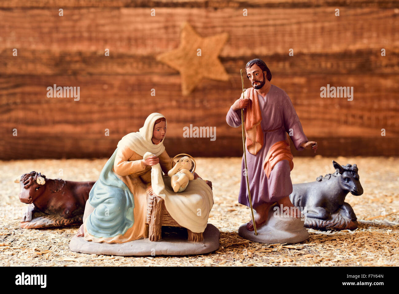 die Heilige Familie, Jesuskind, der Jungfrau Maria und Saint Joseph, und der Esel und Ochse in eine rustikale Weihnachtskrippe mit dem s Stockfoto